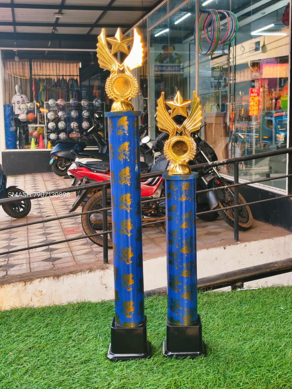 97-530 Plastic trophies Blue