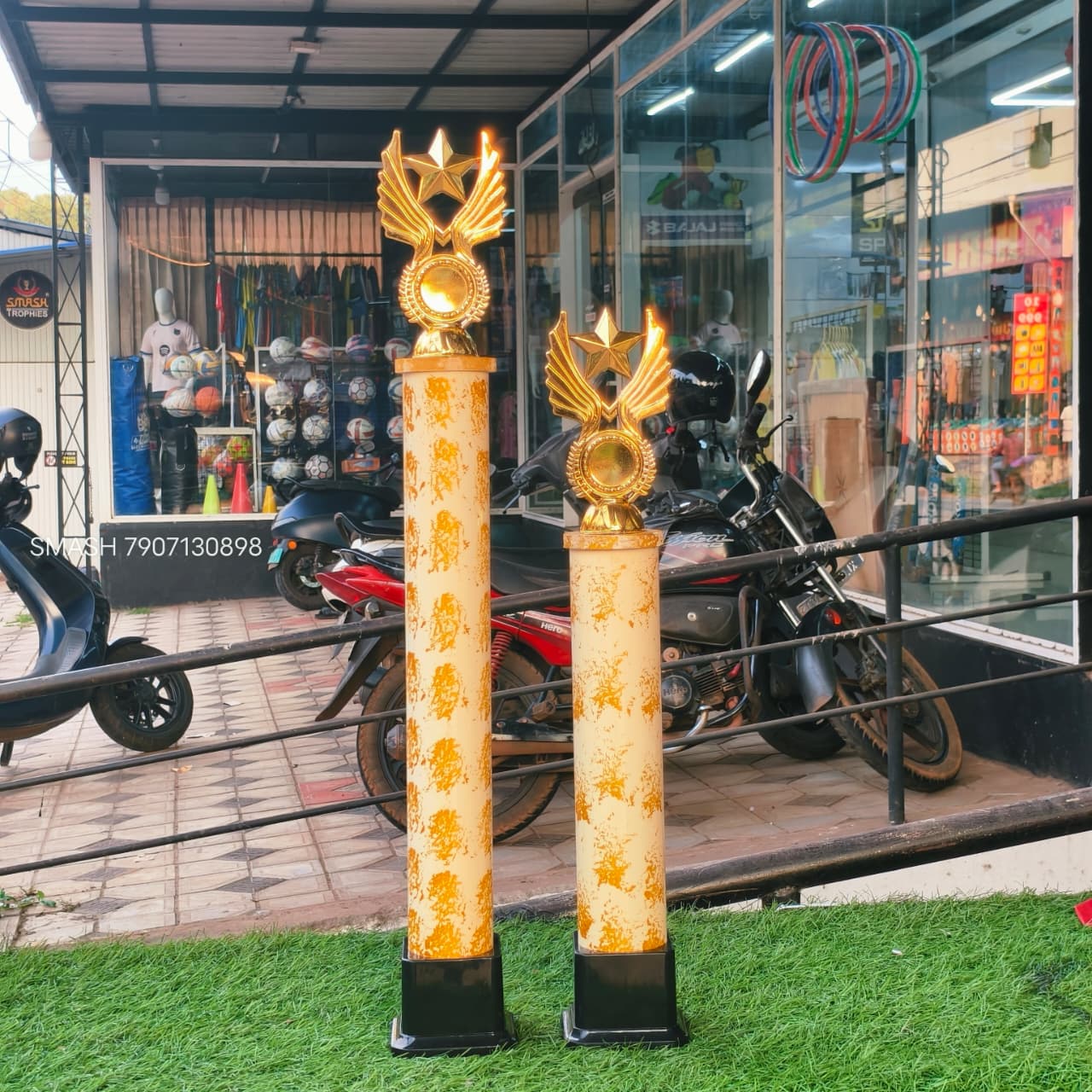 97-530 Plastic trophies wite
